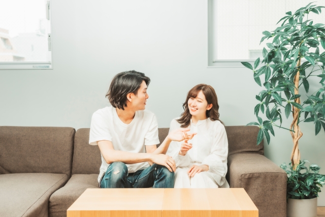 話し合う男女